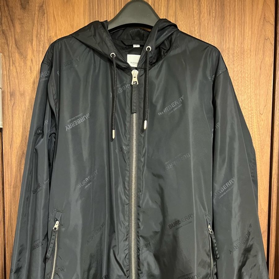 Burberry 低調logo 輕盈黑色連帽外套-0