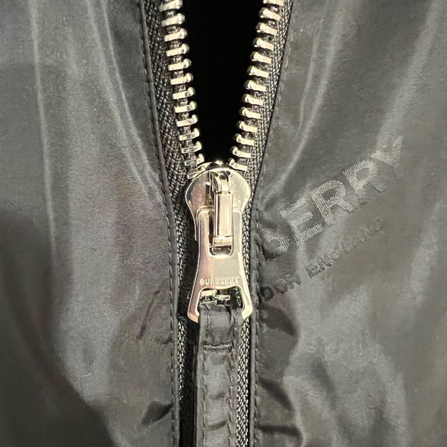 Burberry 低調logo 輕盈黑色連帽外套-5