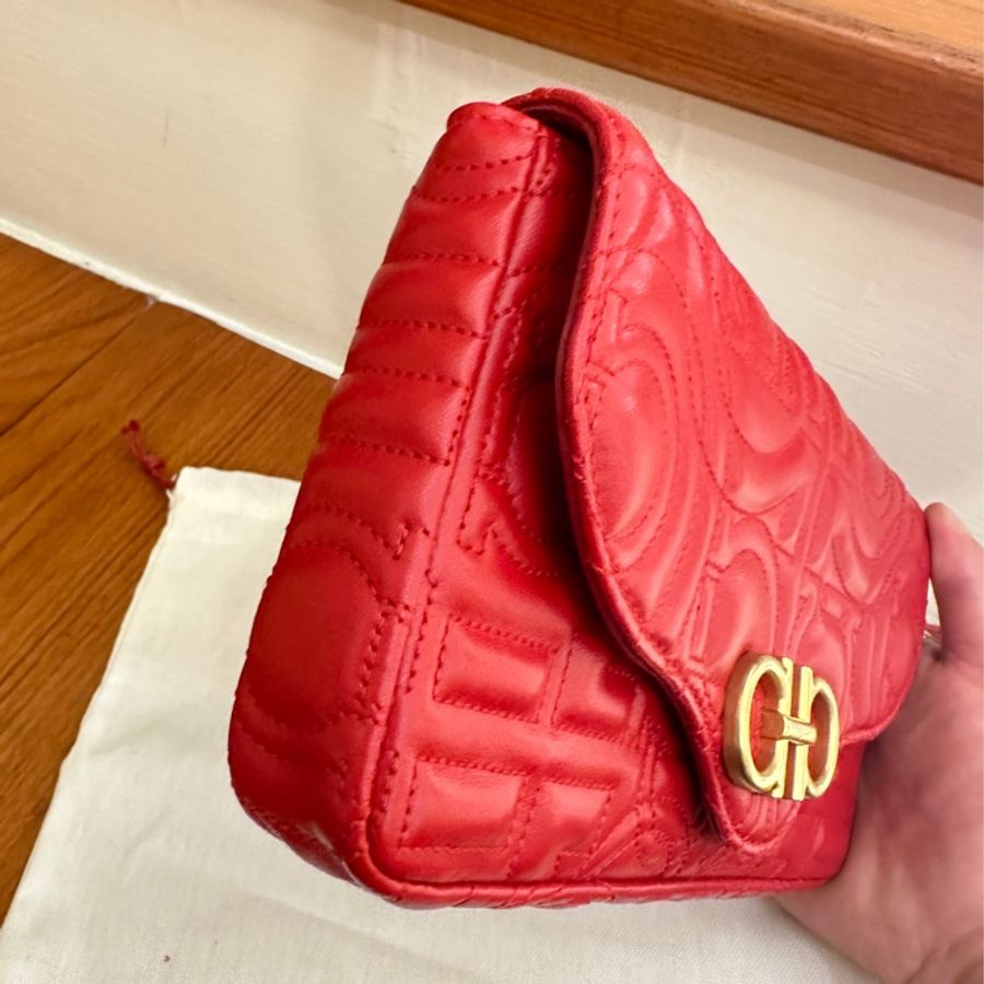 ferragamo 紅皮革金釦WOC鍊包-1