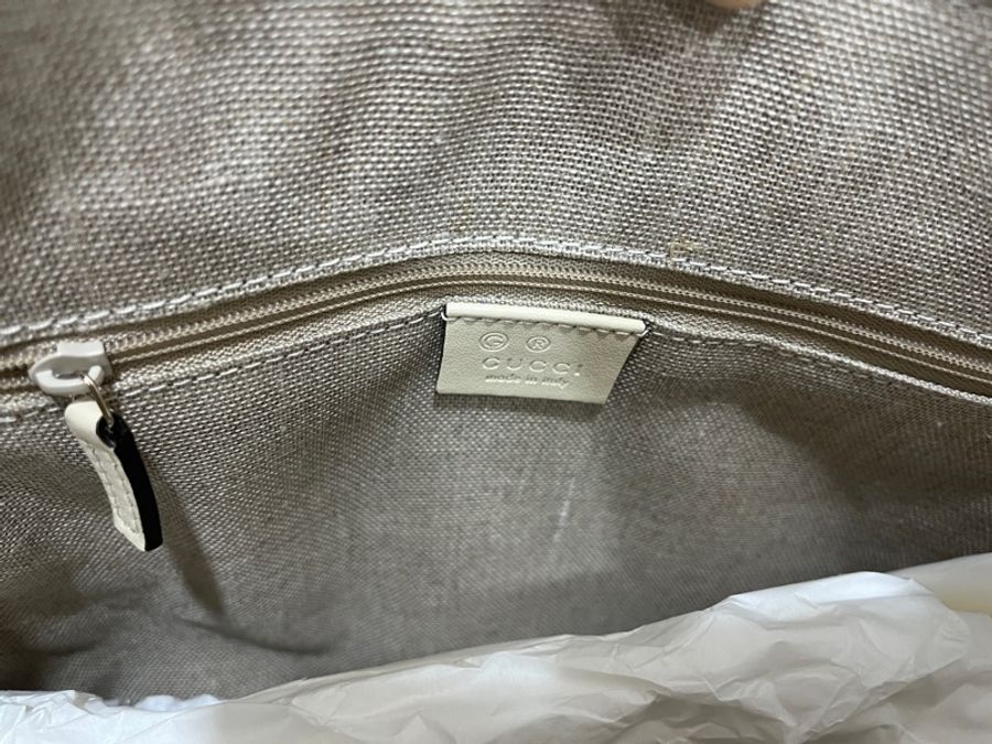 (全新）GUCCI 古馳 GUCCI GUCCISSIMA標籤LOGO雙G壓紋牛皮壓紋手提斜背貝殼包(大/米白)-17