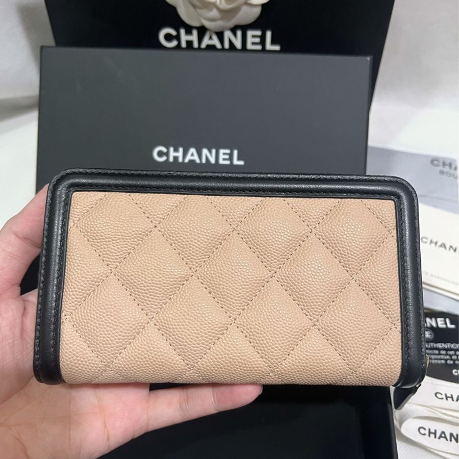 近全新CHANEL Vanity機場系列-經典米黑荔枝牛皮拉鍊中夾-13