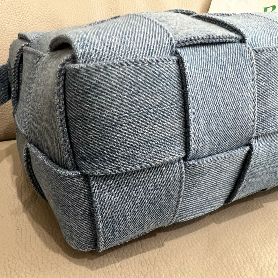 （限時降價）BV 牛仔包 28cm 腋下包 丹寧 淺藍 brick cassette 大格 中號-1
