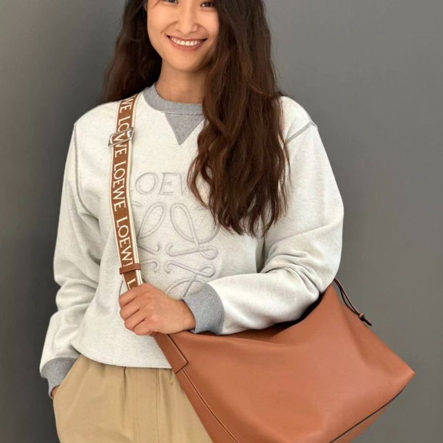 Loewe Cubi 柔軟光滑小牛皮緹花斜背包 古銅色(當季熱門新品 下單前請先詢問)-3