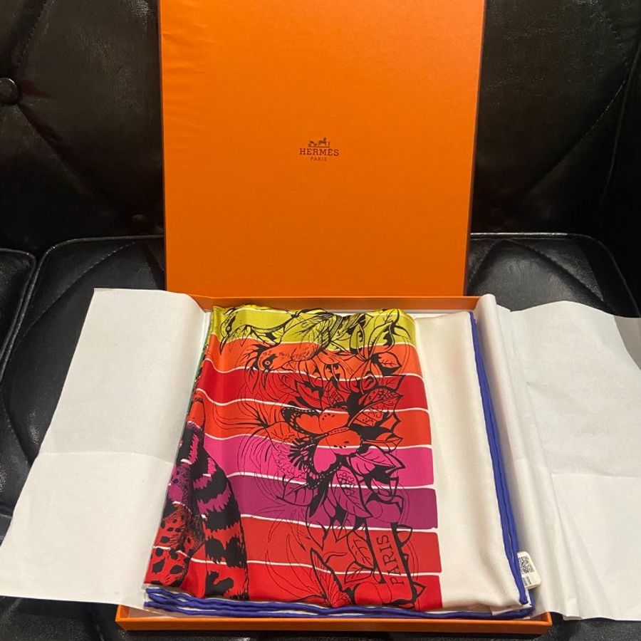 【台灣現貨】愛馬仕 Hermes 叢林之愛 90*90 手工真絲方巾 圍巾-0