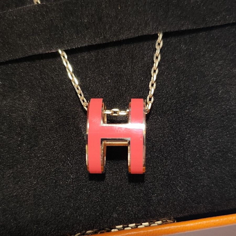 HERMES 愛馬仕
Pop系列 經典 H立體 橢圓簍空 項鍊
(珊瑚紅)-0