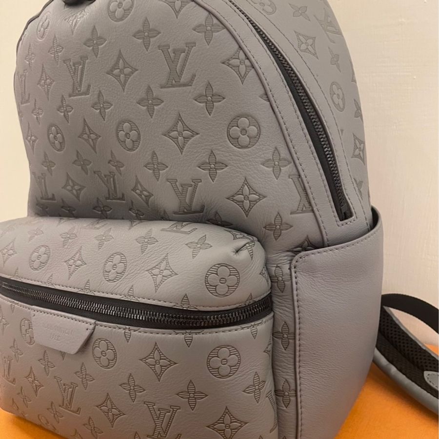 LV 灰壓紋後背包-1