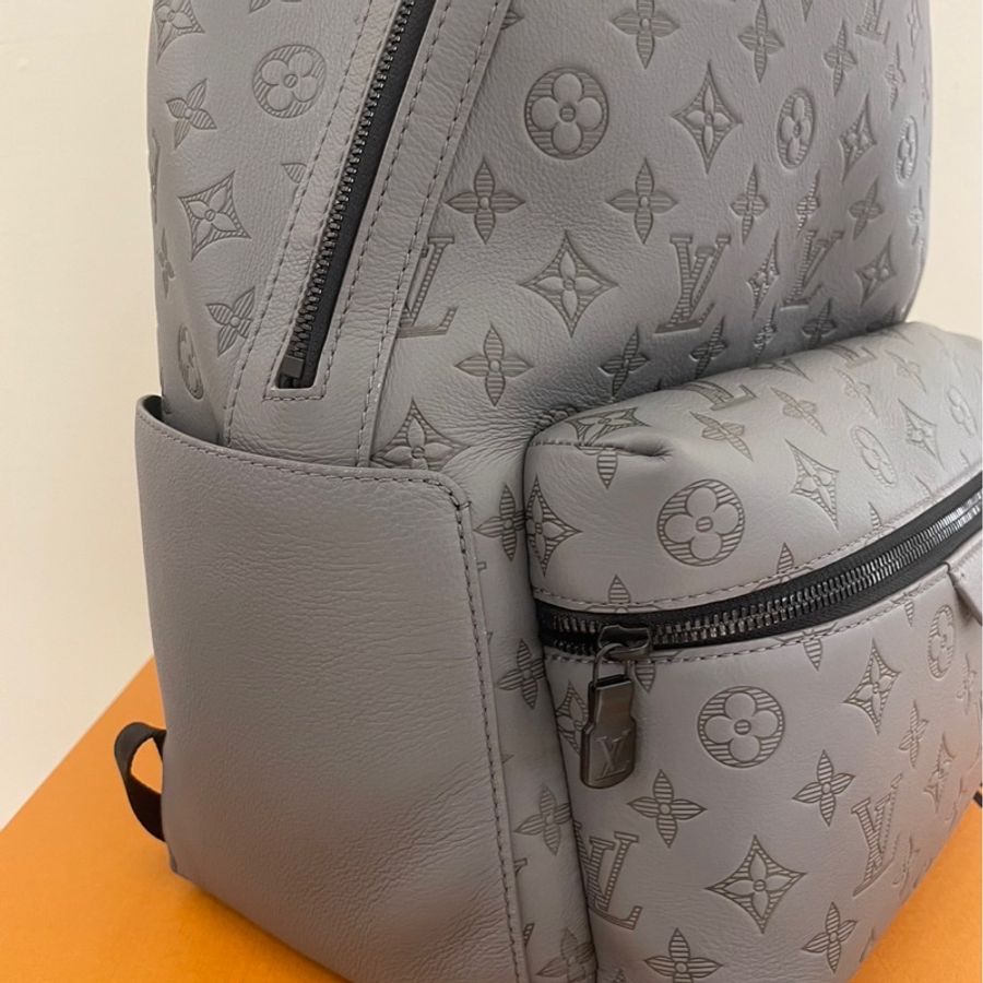 LV 灰壓紋後背包-2