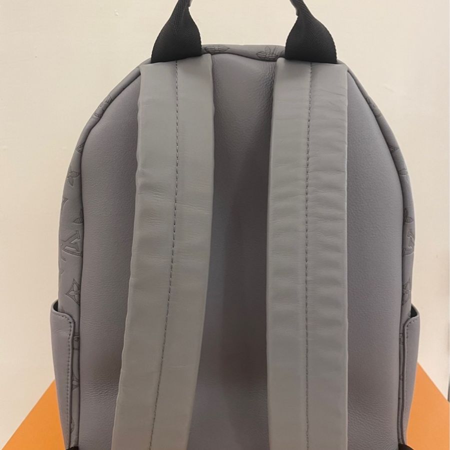 LV 灰壓紋後背包-3