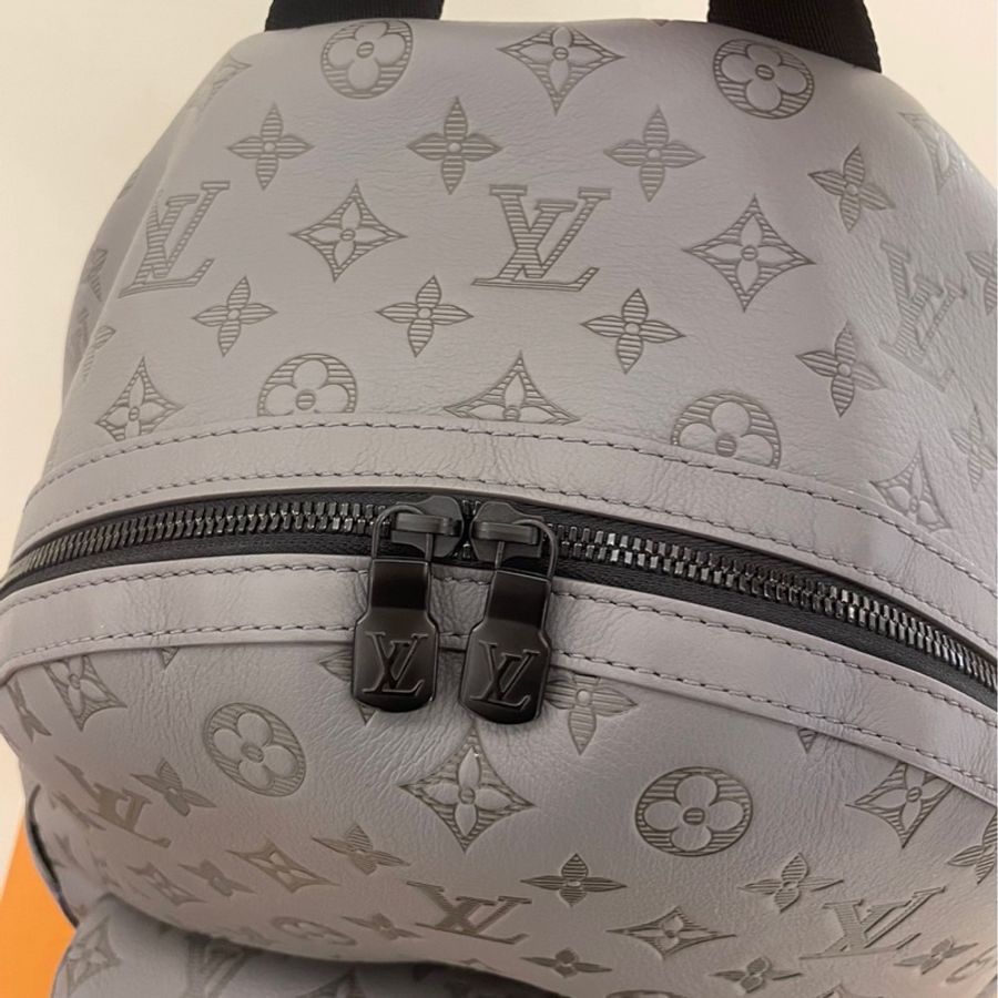 LV 灰壓紋後背包-4