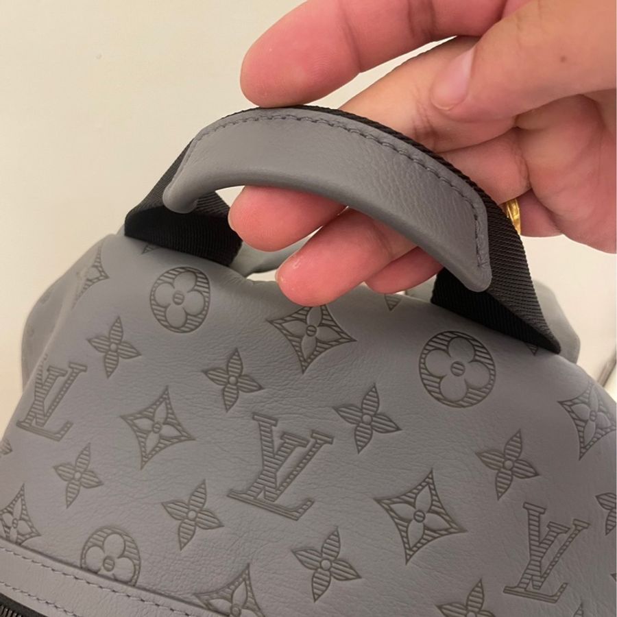 LV 灰壓紋後背包-5