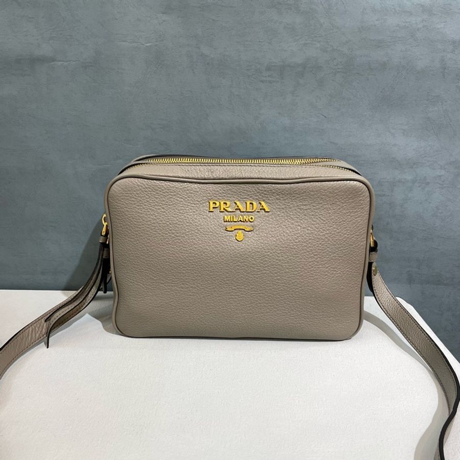 PRADA大象灰牛皮金屬logo相機包-1
