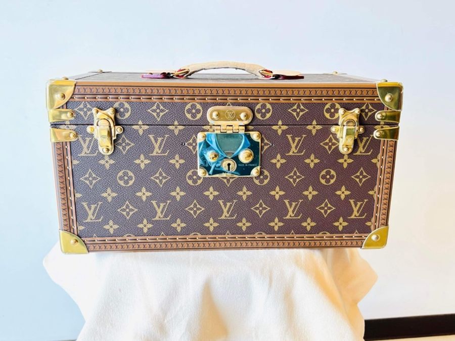 LOUIS VUITTON VIP 訂製款 化妝箱 #收藏割愛夢幻逸品 幾年前受邀出席LOUIS VUITTION VIP 箱子展,和LV訂製的化妝箱,可以放各種彩妝、保養品、香水,內含小箱鑰匙 有化妝鏡。-0