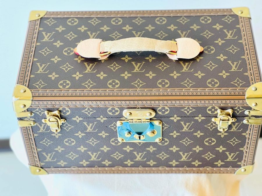LOUIS VUITTON VIP 訂製款 化妝箱 #收藏割愛夢幻逸品 幾年前受邀出席LOUIS VUITTION VIP 箱子展,和LV訂製的化妝箱,可以放各種彩妝、保養品、香水,內含小箱鑰匙 有化妝鏡。-1
