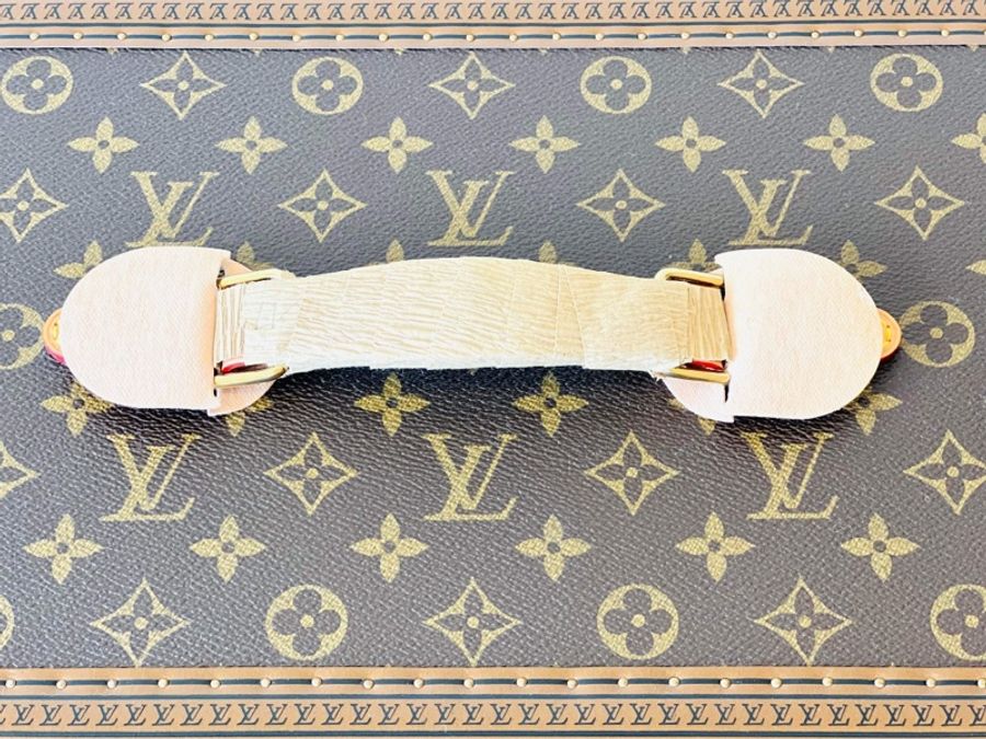LOUIS VUITTON VIP 訂製款 化妝箱 #收藏割愛夢幻逸品 幾年前受邀出席LOUIS VUITTION VIP 箱子展,和LV訂製的化妝箱,可以放各種彩妝、保養品、香水,內含小箱鑰匙 有化妝鏡。-2