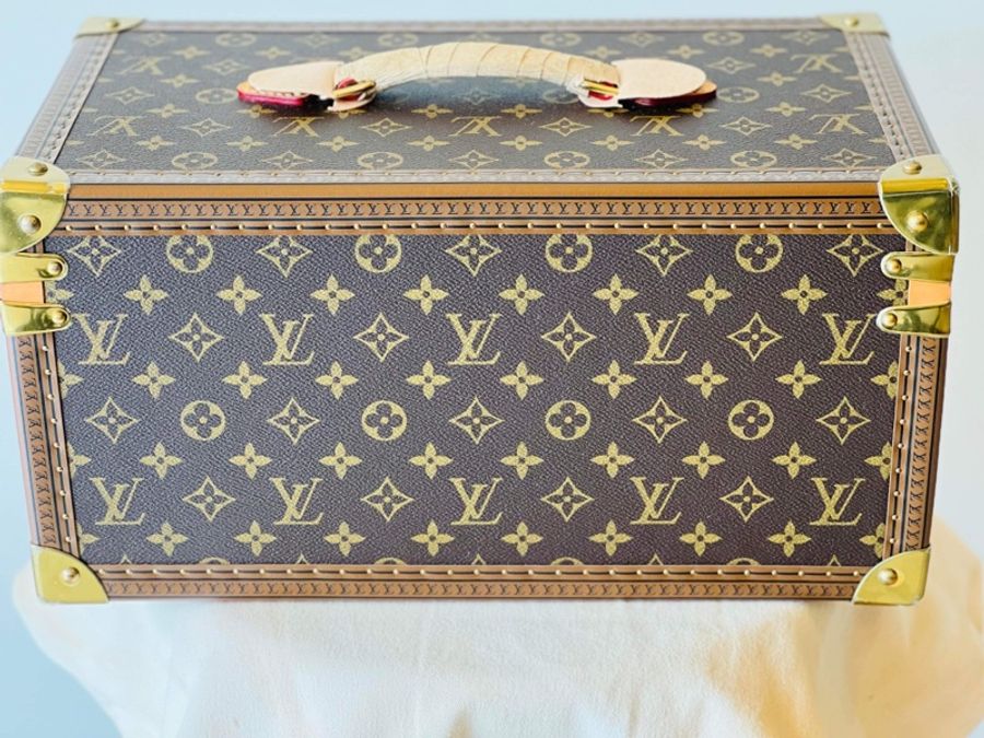 LOUIS VUITTON VIP 訂製款 化妝箱 #收藏割愛夢幻逸品 幾年前受邀出席LOUIS VUITTION VIP 箱子展,和LV訂製的化妝箱,可以放各種彩妝、保養品、香水,內含小箱鑰匙 有化妝鏡。-3