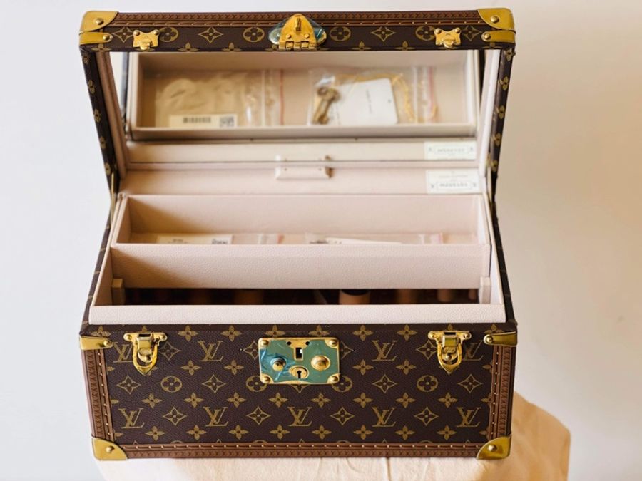 LOUIS VUITTON VIP 訂製款 化妝箱 #收藏割愛夢幻逸品 幾年前受邀出席LOUIS VUITTION VIP 箱子展,和LV訂製的化妝箱,可以放各種彩妝、保養品、香水,內含小箱鑰匙 有化妝鏡。-4