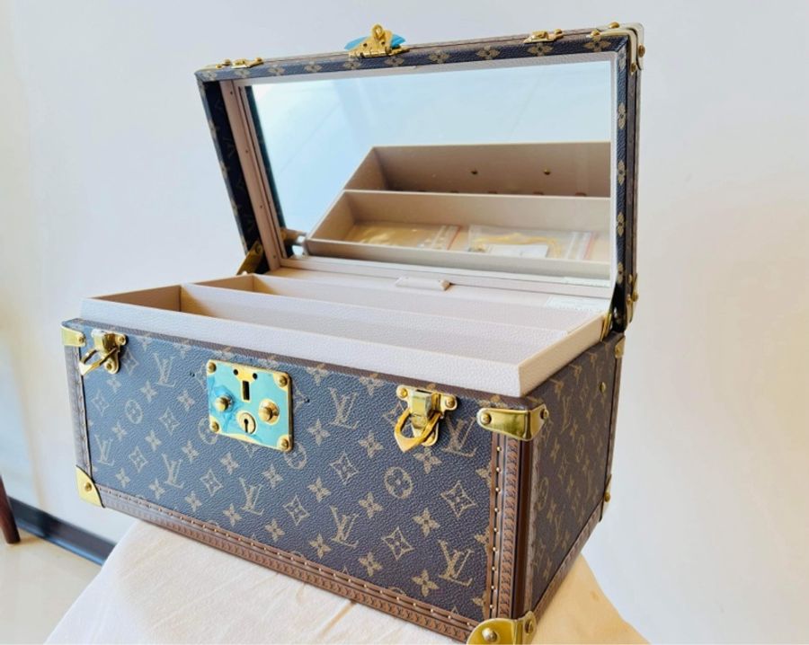 LOUIS VUITTON VIP 訂製款 化妝箱 #收藏割愛夢幻逸品 幾年前受邀出席LOUIS VUITTION VIP 箱子展,和LV訂製的化妝箱,可以放各種彩妝、保養品、香水,內含小箱鑰匙 有化妝鏡。-5