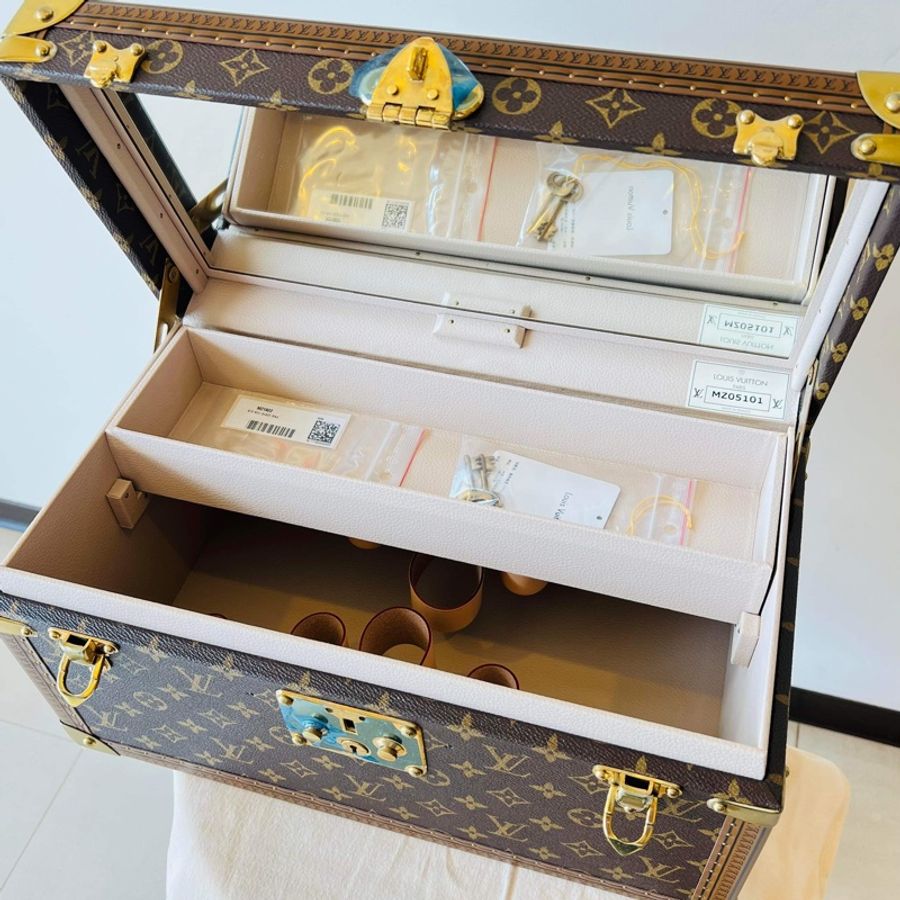 LOUIS VUITTON VIP 訂製款 化妝箱 #收藏割愛夢幻逸品 幾年前受邀出席LOUIS VUITTION VIP 箱子展,和LV訂製的化妝箱,可以放各種彩妝、保養品、香水,內含小箱鑰匙 有化妝鏡。-6
