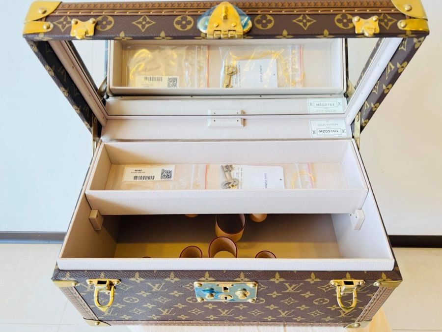 LOUIS VUITTON VIP 訂製款 化妝箱 #收藏割愛夢幻逸品 幾年前受邀出席LOUIS VUITTION VIP 箱子展,和LV訂製的化妝箱,可以放各種彩妝、保養品、香水,內含小箱鑰匙 有化妝鏡。-7