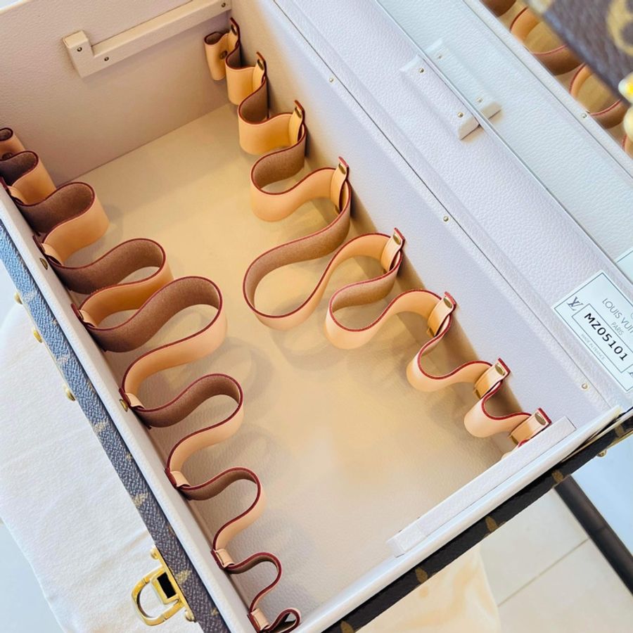 LOUIS VUITTON VIP 訂製款 化妝箱 #收藏割愛夢幻逸品 幾年前受邀出席LOUIS VUITTION VIP 箱子展,和LV訂製的化妝箱,可以放各種彩妝、保養品、香水,內含小箱鑰匙 有化妝鏡。-10
