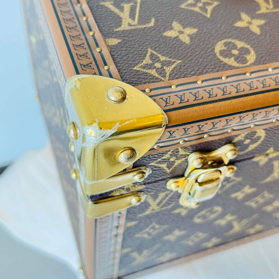 LOUIS VUITTON VIP 訂製款 化妝箱 #收藏割愛夢幻逸品 幾年前受邀出席LOUIS VUITTION VIP 箱子展,和LV訂製的化妝箱,可以放各種彩妝、保養品、香水,內含小箱鑰匙 有化妝鏡。-11