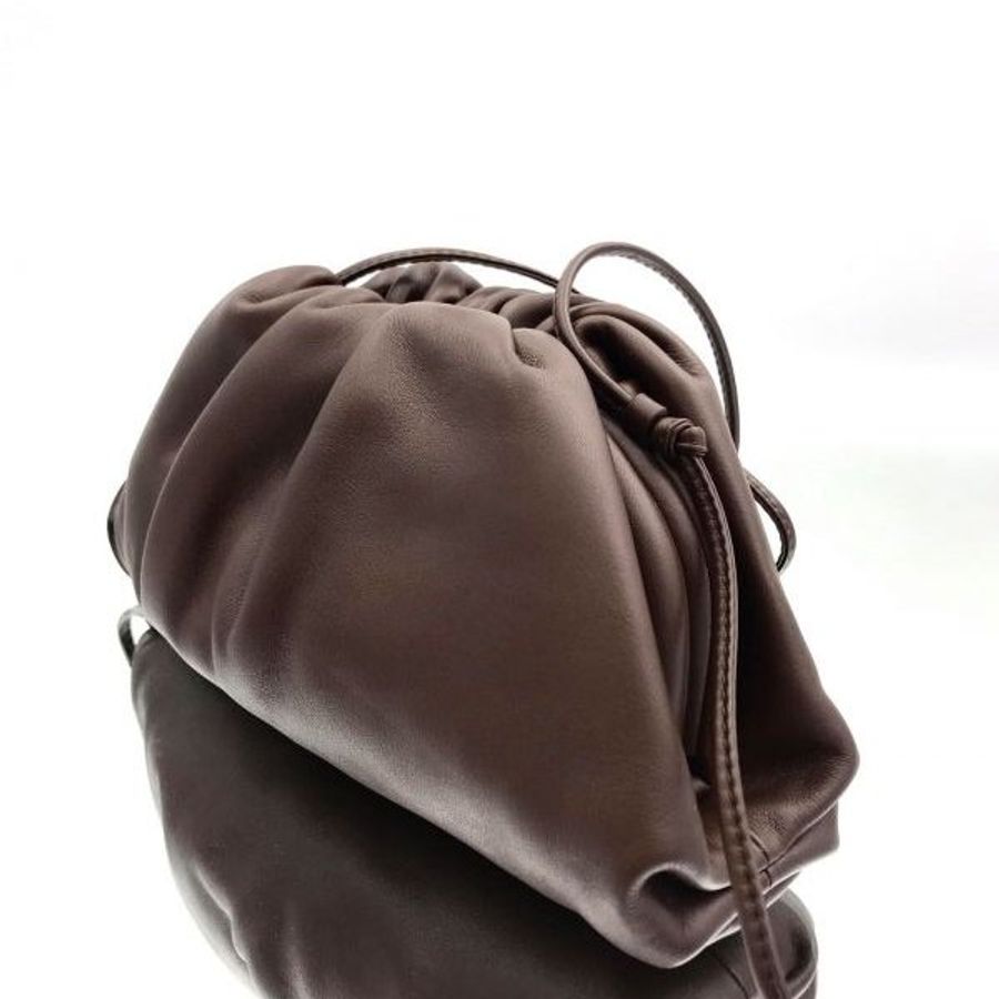 🎁母親節特價🎁Bottega Veneta 585852 The Pouch 20 羔羊皮 迷你雲朵包 棕色【促銷品】-10