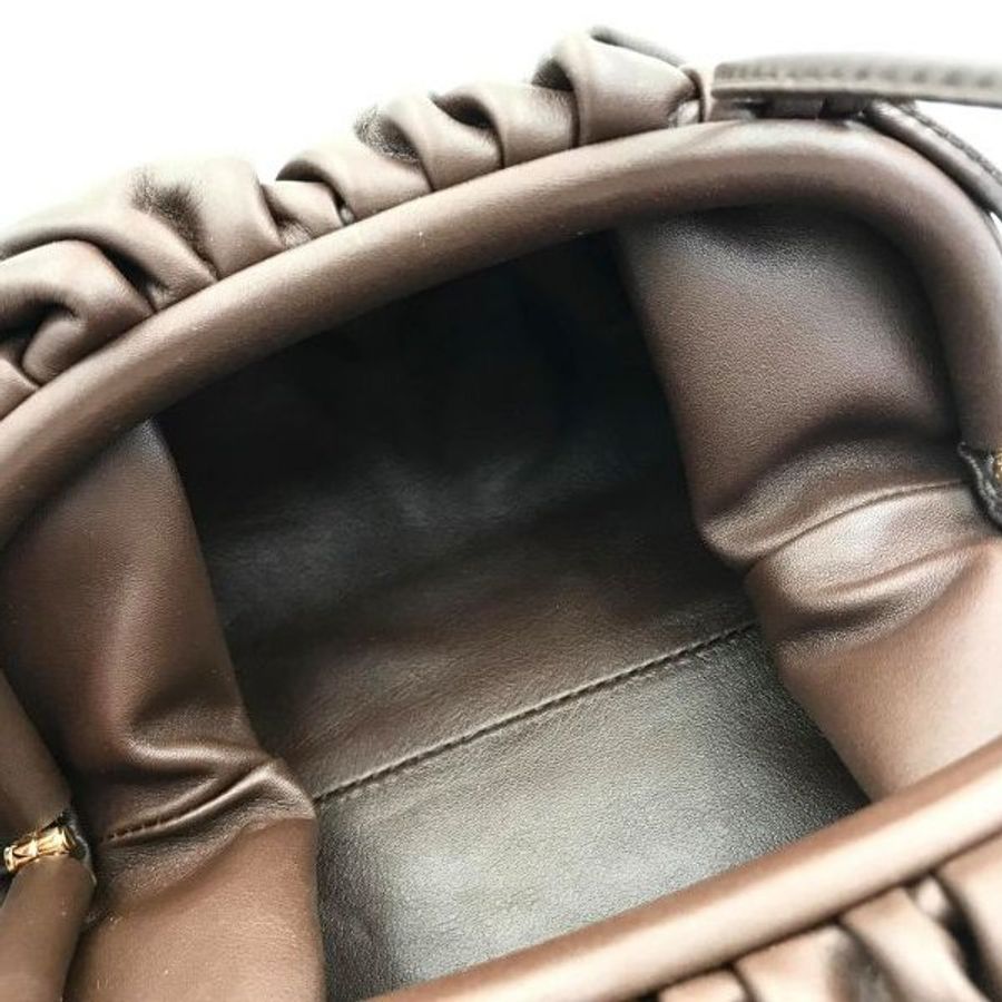 🎁母親節特價🎁Bottega Veneta 585852 The Pouch 20 羔羊皮 迷你雲朵包 棕色【促銷品】-11
