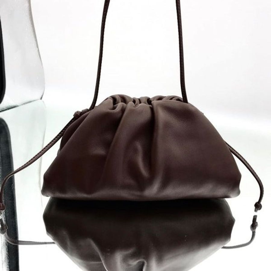 🎁母親節特價🎁Bottega Veneta 585852 The Pouch 20 羔羊皮 迷你雲朵包 棕色【促銷品】-7