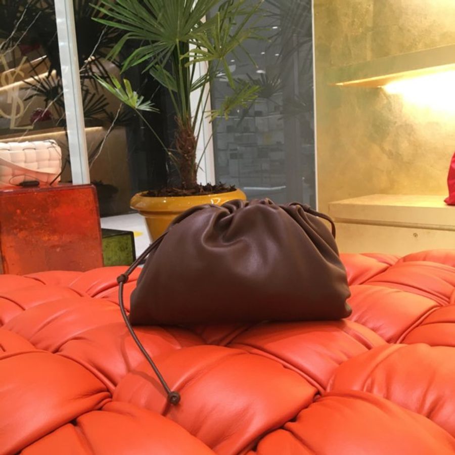 🎁母親節特價🎁Bottega Veneta 585852 The Pouch 20 羔羊皮 迷你雲朵包 棕色【促銷品】-1
