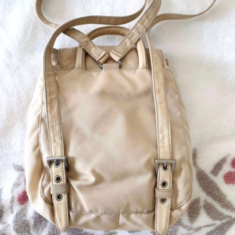 Prada 迷你經典三角標翻蓋尼龍後背包 稀有米色 肩背包-1