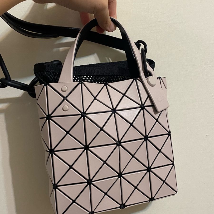 ISSEY MIYAKE 三宅一生 BAOBAO 啞光霧面方格4x4小方盒托特包(MINI)-奶茶色-0