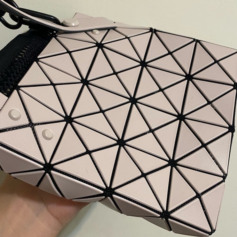 ISSEY MIYAKE 三宅一生 BAOBAO 啞光霧面方格4x4小方盒托特包(MINI)-奶茶色-1
