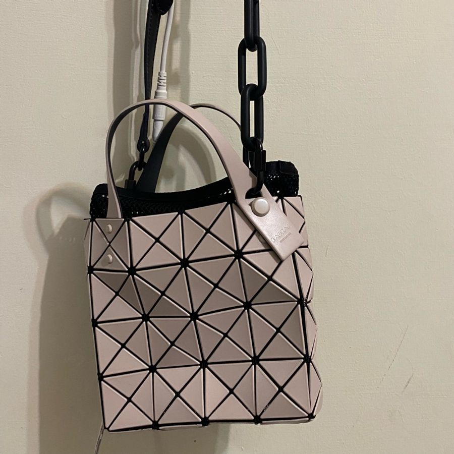 ISSEY MIYAKE 三宅一生 BAOBAO 啞光霧面方格4x4小方盒托特包(MINI)-奶茶色-3