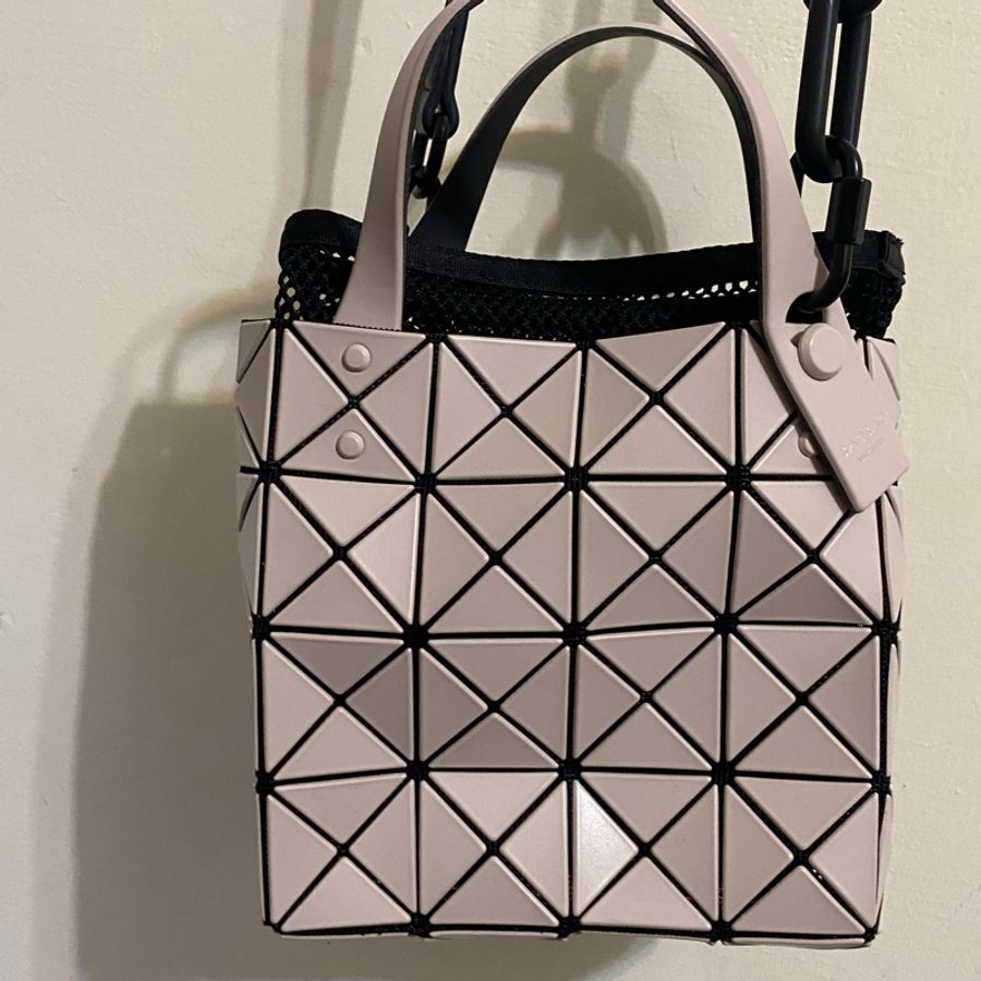 ISSEY MIYAKE 三宅一生 BAOBAO 啞光霧面方格4x4小方盒托特包(MINI)-奶茶色-4