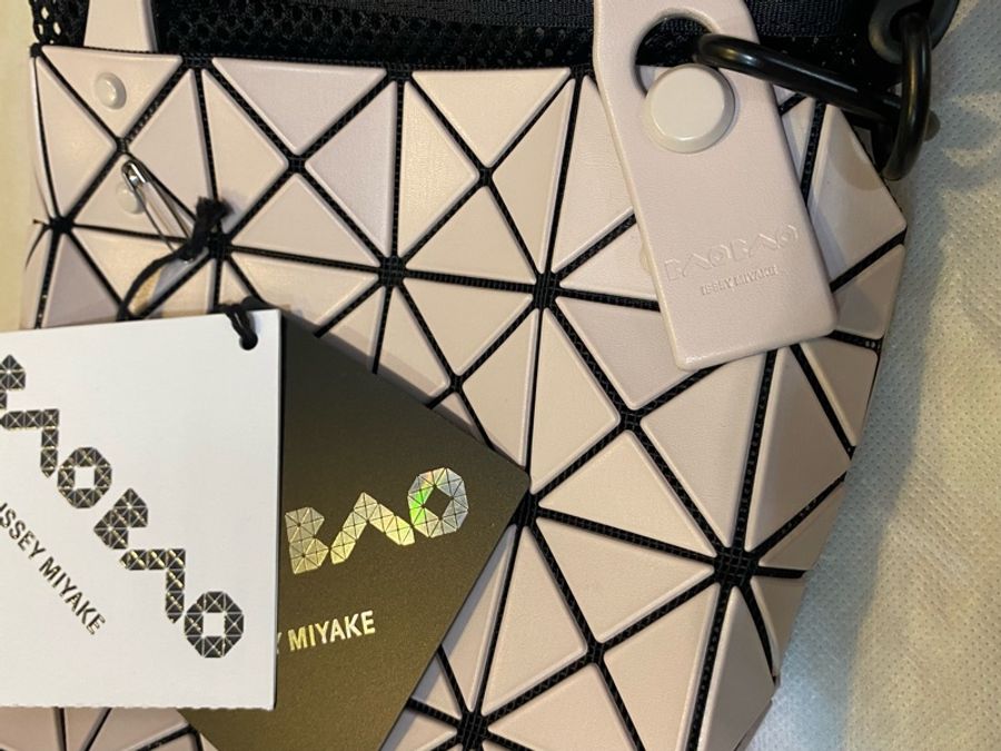 ISSEY MIYAKE 三宅一生BAOBAO 啞光霧面方格4x4小方盒托特包(MINI)-奶茶