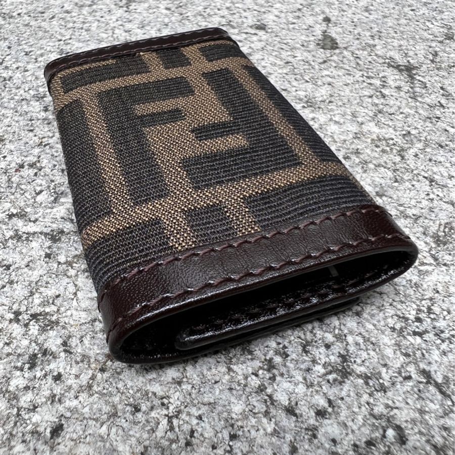 【FENDI】經典老花鑰匙包 「可放六支鑰匙」-1