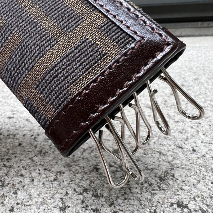 【FENDI】經典老花鑰匙包 「可放六支鑰匙」-3