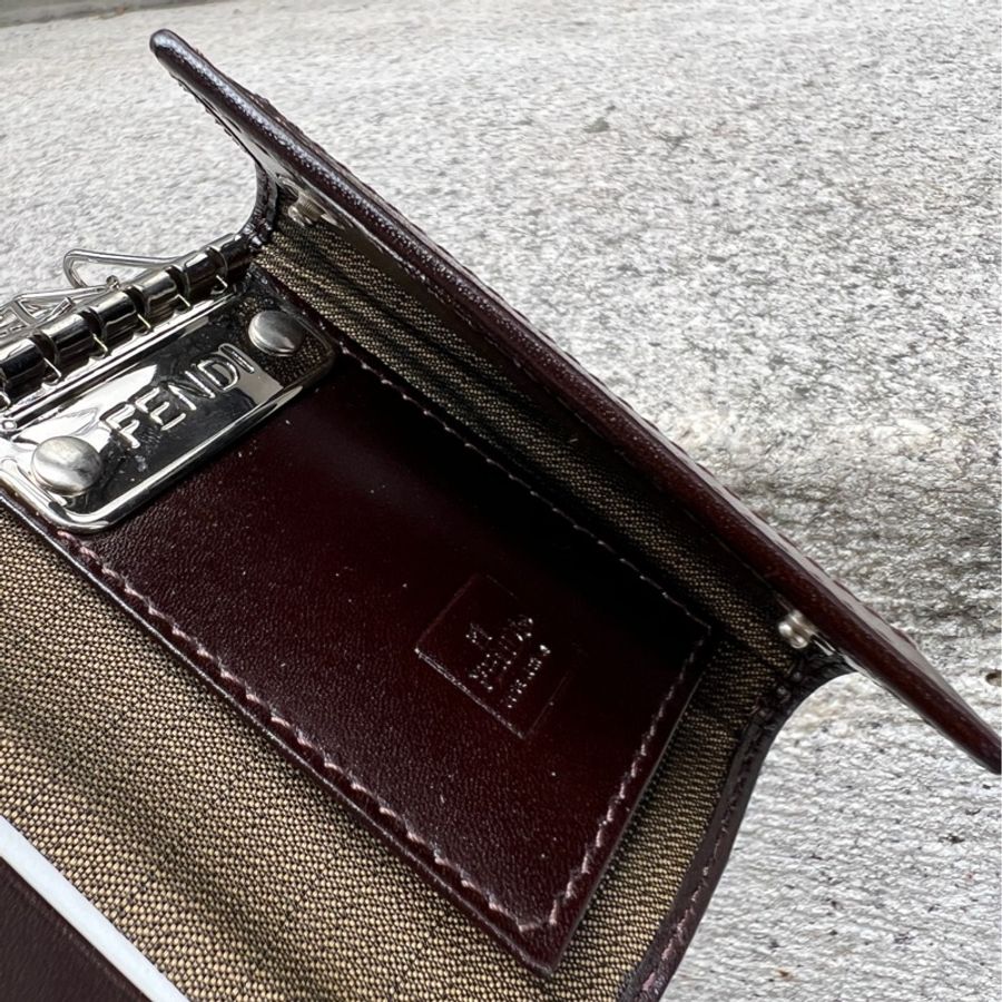 【FENDI】經典老花鑰匙包 「可放六支鑰匙」-4