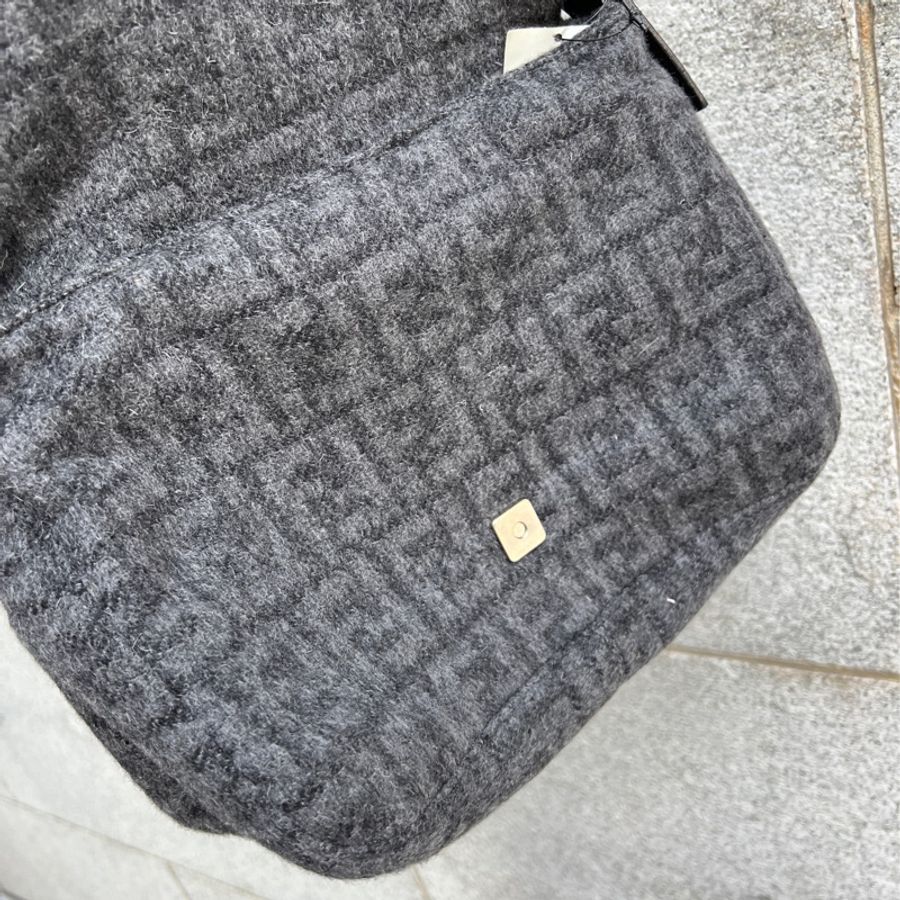 【FENDI】絨毛大法棍-11
