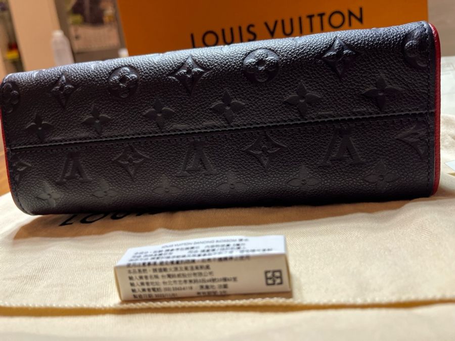 LV經典小牛皮壓花 斜背肩背兩用牛皮壓紋真皮包 海軍藍拼紅 加贈LV香水-14