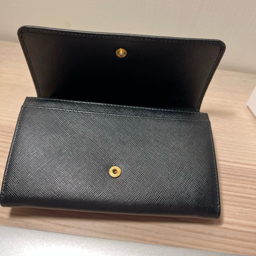 Prada Saffiano 中長兩折皮夾-17