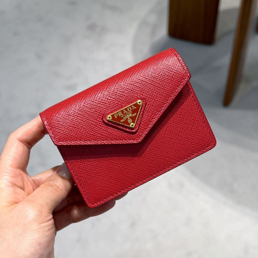 🎉新品好折扣✨Prada 1MC070 Saffiano皮革卡夾包 紅色-1