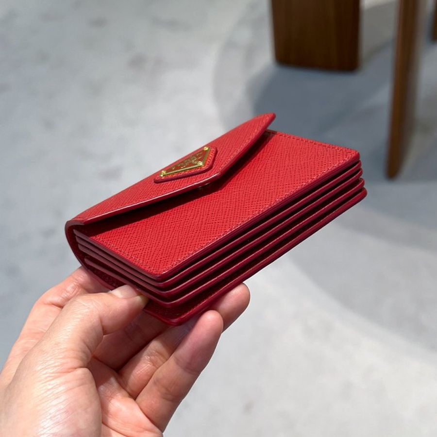 🎉新品好折扣✨Prada 1MC070 Saffiano皮革卡夾包 紅色-4