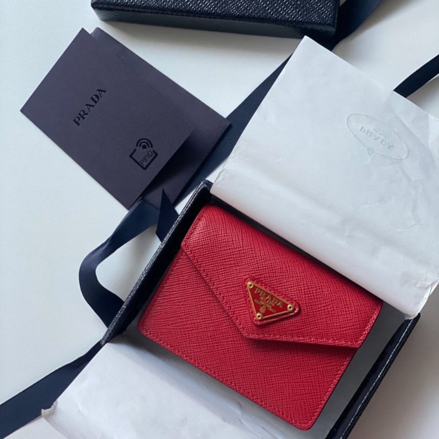 🎉新品好折扣✨Prada 1MC070 Saffiano皮革卡夾包 紅色-9