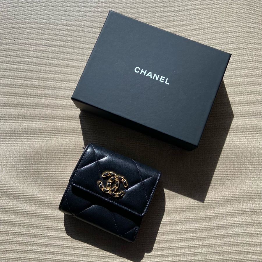 【Dozz Boutique】全新現貨 *Chanel 19三折短夾*-0
