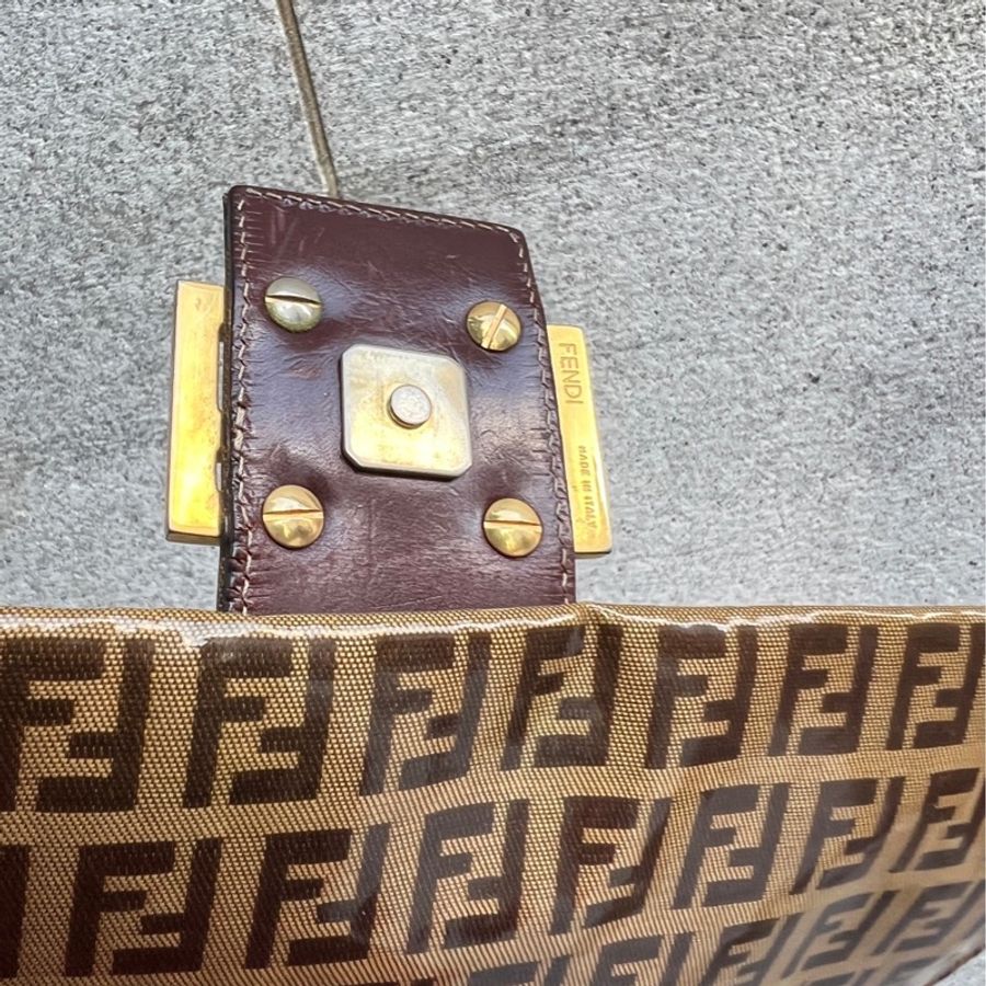 【FENDI】漆皮大法棍-19