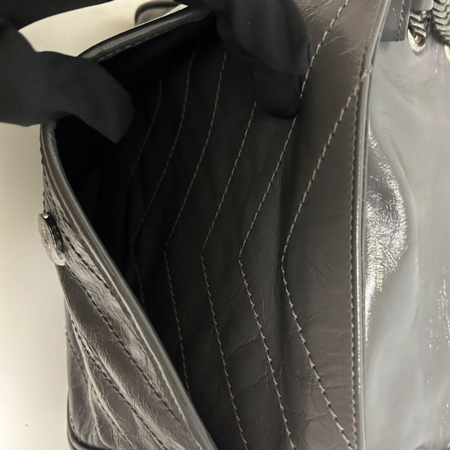 (保留至1/15) YSL Niki Medium復古皮革肩背包 風暴灰 新款D型扣-15