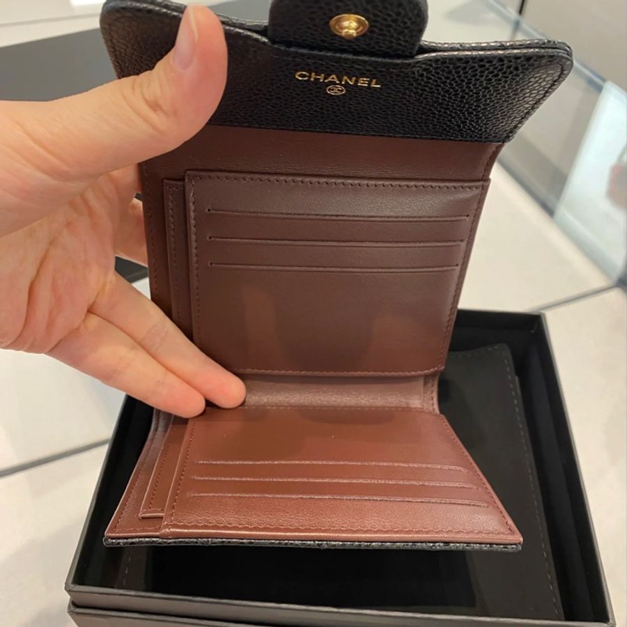 Chanel 香奈兒 CF系列經典雙C LOGO菱格紋荔枝小牛皮三折鏈暗釦翻蓋短夾 黑色/金釦-4