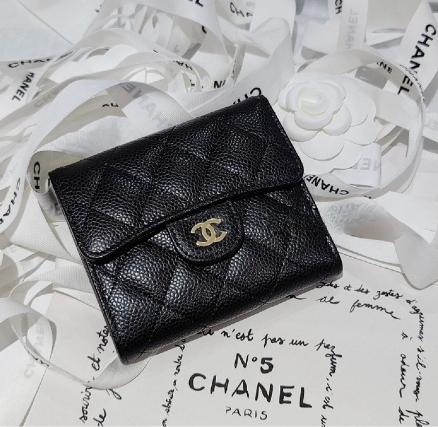 Chanel 香奈兒 CF系列經典雙C LOGO菱格紋荔枝小牛皮三折鏈暗釦翻蓋短夾 黑色/金釦-6