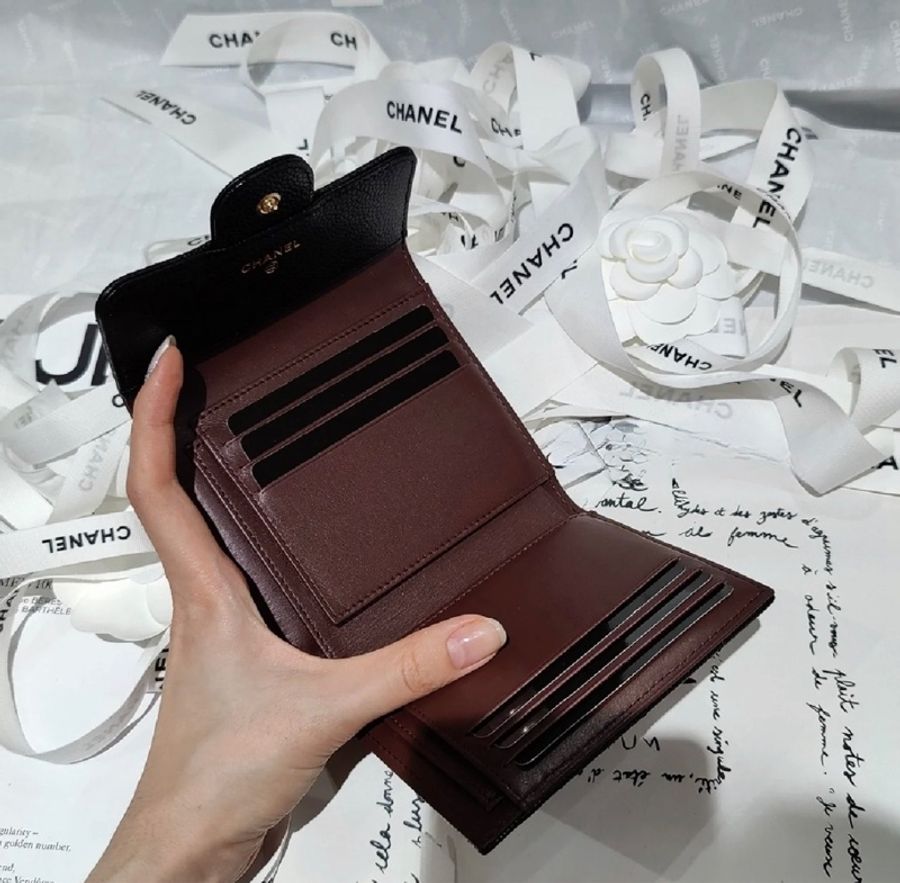 Chanel 香奈兒 CF系列經典雙C LOGO菱格紋荔枝小牛皮三折鏈暗釦翻蓋短夾 黑色/金釦-8